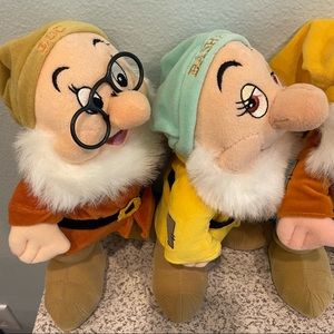 Disney Just Play Treasures from The Vault – Seven Dwarves Plush Basic